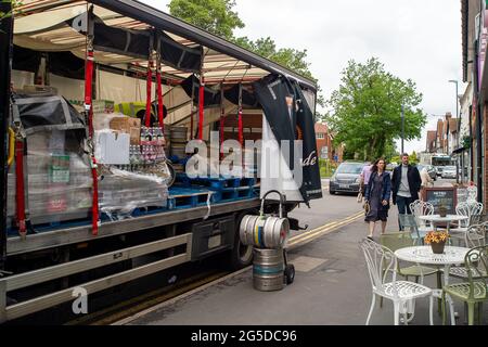 Amersham, Buckinghamshire, Royaume-Uni. 25 juin 2021. Livraison de bière dans un restaurant. Les gens étaient dehors en appréciant les températures plus chaudes ce matin à Amersham alors que la ville revient à la vie après l'assouplissement de certaines des restrictions Covid-19. Le taux de cas positifs de Covid-19 pour 100,000 000, cependant, a augmenté dans les Chilterns à 70.9, (68) pour la semaine se terminant le 21 juin, par rapport à 39.6, (38) par rapport à la semaine précédente. Crédit : Maureen McLean/Alay Banque D'Images