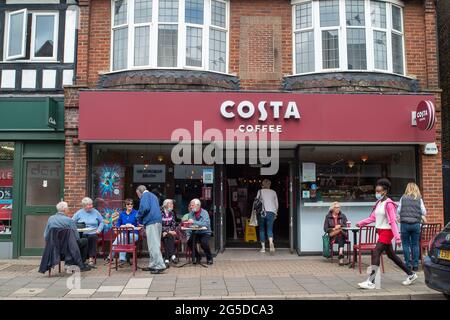 Amersham, Buckinghamshire, Royaume-Uni. 25 juin 2021. Clients assis à l'extérieur de Costa Coffee. Les gens étaient dehors en appréciant les températures plus chaudes ce matin à Amersham alors que la ville revient à la vie après l'assouplissement de certaines des restrictions Covid-19. Le taux de cas positifs de Covid-19 pour 100,000 000, cependant, a augmenté dans les Chilterns à 70.9, (68) pour la semaine se terminant le 21 juin, par rapport à 39.6, (38) par rapport à la semaine précédente. Crédit : Maureen McLean/Alay Banque D'Images