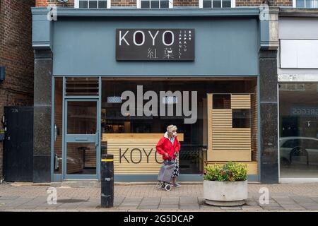 Amersham, Buckinghamshire, Royaume-Uni. 25 juin 2021. Les gens étaient dehors en appréciant les températures plus chaudes ce matin à Amersham alors que la ville revient à la vie après l'assouplissement de certaines des restrictions Covid-19. Le taux de cas positifs de Covid-19 pour 100,000 000, cependant, a augmenté dans les Chilterns à 70.9, (68) pour la semaine se terminant le 21 juin, par rapport à 39.6, (38) par rapport à la semaine précédente. Crédit : Maureen McLean/Alay Banque D'Images