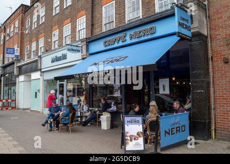 Amersham, Buckinghamshire, Royaume-Uni. 25 juin 2021. Clients assis à l'extérieur de Caffe Nero. Les gens étaient dehors en appréciant les températures plus chaudes ce matin à Amersham alors que la ville revient à la vie après l'assouplissement de certaines des restrictions Covid-19. Le taux de cas positifs de Covid-19 pour 100,000 000, cependant, a augmenté dans les Chilterns à 70.9, (68) pour la semaine se terminant le 21 juin, par rapport à 39.6, (38) par rapport à la semaine précédente. Crédit : Maureen McLean/Alay Banque D'Images