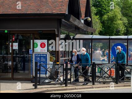 Amersham, Buckinghamshire, Royaume-Uni. 25 juin 2021. Les clients magasinent au magasin Tesco d'Amersham. Il reste un système de feux de circulation pour s'assurer que le nombre de clients en magasin n'est pas trop élevé pour des raisons de distance sociale. Le taux de cas positifs de Covid-19 pour 100,000 000, cependant, a augmenté dans les Chilterns à 70.9, (68) pour la semaine se terminant le 21 juin, par rapport à 39.6, (38) par rapport à la semaine précédente. Crédit : Maureen McLean/Alay Banque D'Images