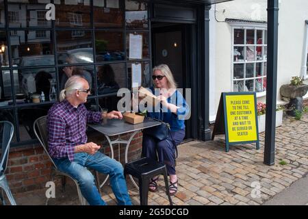 Amersham, Buckinghamshire, Royaume-Uni. 25 juin 2021. Les gens étaient dehors en appréciant les températures plus chaudes ce matin à Amersham alors que la ville revient à la vie après l'assouplissement de certaines des restrictions Covid-19. Le taux de cas positifs de Covid-19 pour 100,000 000, cependant, a augmenté dans les Chilterns à 70.9, (68) pour la semaine se terminant le 21 juin, par rapport à 39.6, (38) par rapport à la semaine précédente. Crédit : Maureen McLean/Alay Banque D'Images