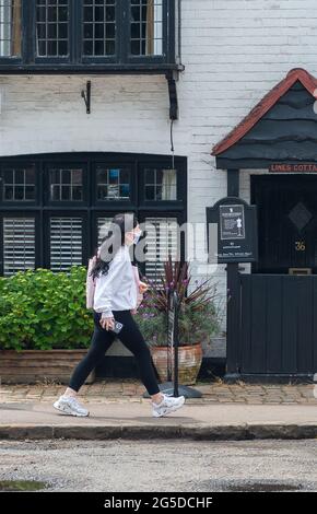 Amersham, Buckinghamshire, Royaume-Uni. 25 juin 2021. Les gens étaient dehors en appréciant les températures plus chaudes ce matin à Amersham alors que la ville revient à la vie après l'assouplissement de certaines des restrictions Covid-19. Le taux de cas positifs de Covid-19 pour 100,000 000, cependant, a augmenté dans les Chilterns à 70.9, (68) pour la semaine se terminant le 21 juin, par rapport à 39.6, (38) par rapport à la semaine précédente. Crédit : Maureen McLean/Alay Banque D'Images