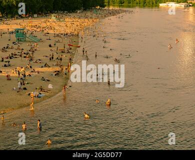 Vue de dessus du pont à la plage et beaucoup de personnes près de la rivière dans la ville. Hydropark dans la capitale. Vacances d'été. Les gens nagent moi Banque D'Images