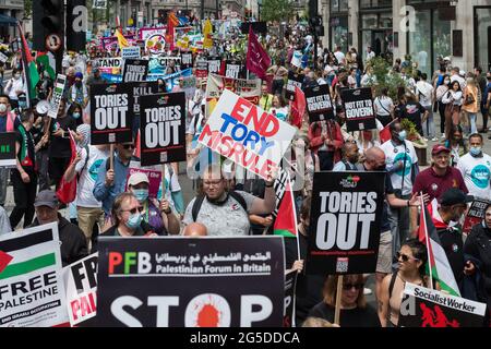 Londres, Royaume-Uni. 26 juin 2021. Les manifestants défilent dans le centre de Londres pendant la manifestation nationale de l'Assemblée populaire contre l'austérité. Des manifestants de diverses organisations protestent contre la gestion par le Gouvernement de la pandémie du coronavirus et exigent la renationalisation des industries clés, la lutte contre le racisme institutionnel et l'action contre l'urgence climatique. Crédit: Wiktor Szymanowicz/Alamy Live News Banque D'Images