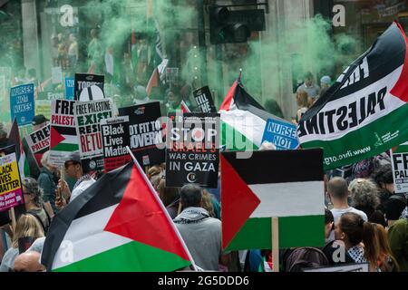 Londres, Royaume-Uni. 26 juin 2021. Les manifestants brandrent les drapeaux palestiniens alors qu'ils défilent dans le centre de Londres lors de l'Assemblée populaire contre la manifestation nationale contre l'austérité. Des manifestants de diverses organisations protestent contre la gestion par le Gouvernement de la pandémie du coronavirus et exigent la renationalisation des industries clés, la lutte contre le racisme institutionnel et l'action contre l'urgence climatique. Crédit: Wiktor Szymanowicz/Alamy Live News Banque D'Images