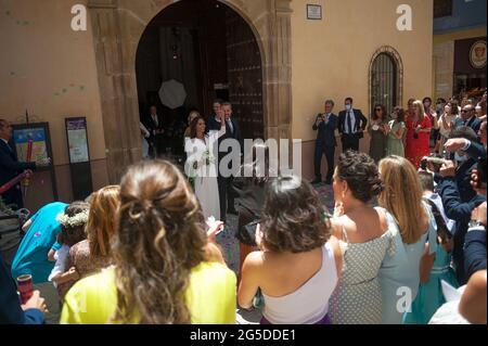 Malaga, Espagne. 26 juin 2021. Un couple de jeunes mariés sans masques faciaux sont vus célébrer leur mariage.à partir du 26 juin, le gouvernement espagnol permet aux Espagnols de marcher dans des endroits à l'extérieur sans masques faciaux obligatoires tant que les gens gardent la distance sociale. (Photo de Jesus Merida/SOPA Images/Sipa USA) Credit: SIPA USA/Alay Live News Banque D'Images