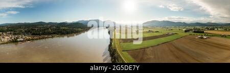 Vue panoramique aérienne du fleuve Fraser, des champs de ferme et de la ville de Mission. Banque D'Images