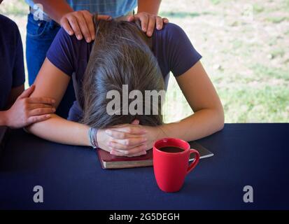 Réconforter une femme en détresse pendant une étude biblique Banque D'Images