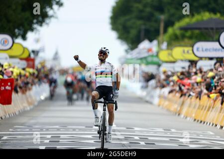 Julien Alaphippe de Deceuninck - Quick-Step célèbre en franchissant la ligne d'arrivée pour gagner la première étape de la 108e édition du Tour Banque D'Images