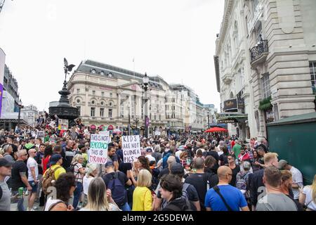 Londres, Royaume-Uni, 26 juin 2021. Les manifestants anti-verrouillage traversent la capitale. Banque D'Images