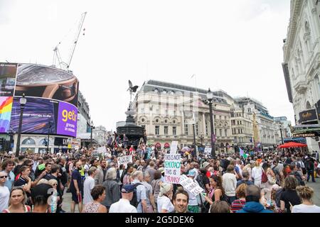 Londres, Royaume-Uni, 26 juin 2021. Les manifestants anti-verrouillage traversent la capitale. Banque D'Images