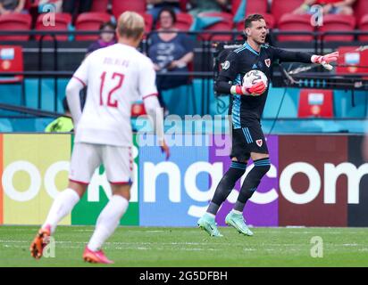 Danny Ward, gardien de but de Wards (à droite), lors du match de l'UEFA Euro 2020 de 16 qui s'est tenu à la Johan Cruijff Arena d'Amsterdam, aux pays-Bas. Date de la photo: Samedi 26 juin 2021. Banque D'Images