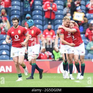 BT Murrayfield .Edinburgh.Scotland Royaume-Uni. 26 juin-21 Lions britanniques et irlandais v Japon Duhan Van der Merwe fête avec Josh Adams (R), le meilleur buteur du marché, les Lions britanniques et irlandais v le Japon crédit : eric mccowat/Alay Live News Banque D'Images