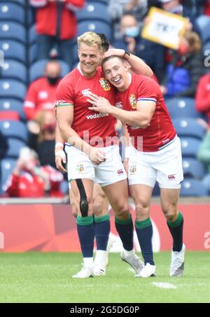 BT Murrayfield .Edinburgh.Scotland Royaume-Uni. 26 juin-21 Lions britanniques et irlandais v Japon Duhan Van der Merwe fête avec Josh Adams (R), le meilleur buteur du marché, les Lions britanniques et irlandais v le Japon crédit : eric mccowat/Alay Live News Banque D'Images