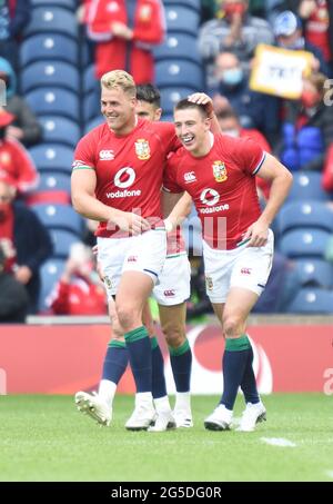 BT Murrayfield .Edinburgh.Scotland Royaume-Uni. 26 juin-21 Lions britanniques et irlandais v Japon Duhan Van der Merwe fête avec Josh Adams (R), le meilleur buteur du marché, les Lions britanniques et irlandais v le Japon crédit : eric mccowat/Alay Live News Banque D'Images