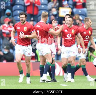 BT Murrayfield .Edinburgh.Scotland Royaume-Uni. 26 juin-21 Lions britanniques et irlandais v Japon Duhan Van der Merwe fête avec Josh Adams (R), le meilleur buteur du marché, les Lions britanniques et irlandais v le Japon crédit : eric mccowat/Alay Live News Banque D'Images