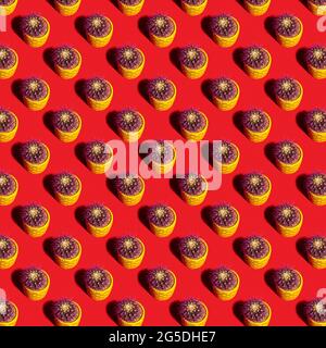 Motif cactus rond sans couture dans un pot jaune sur fond rouge. Pour l'impression d'affiches sur tissu. Banque D'Images