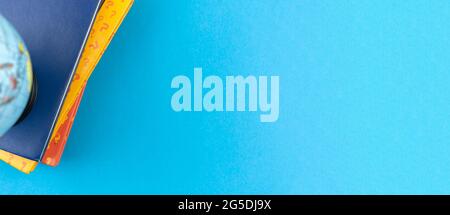 Bannière de leçons de géographie ou arrière-plan de modèle avec table bleue et espace de copie, vue de dessus Banque D'Images