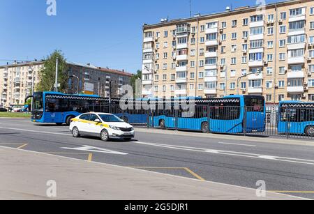 Les bus de Moscou sont garés dans le parking. Moscou, Russie Banque D'Images