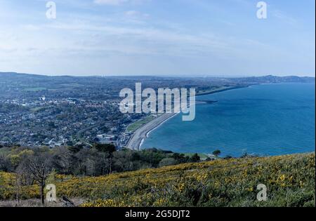 Vue panoramique depuis le sommet de Bray Head, comté de Wicklow, Irlande. Paysage côtier d'été. Banque D'Images