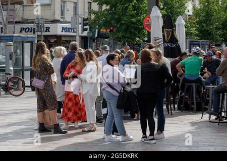 Cork, Irlande. 26 juin 2021. Les amateurs de shopping apprécient le temps chaud, Cork, Irlande. Les foules apprécient leur nourriture et leurs boissons à l'extérieur de la Cheatu sur la rue St Patrick. Cette après-midi, des foules de clients sont descendues à Cork City pour profiter du temps chaud qui va se poursuivre à la fin de la semaine prochaine. Bien qu'il soit parfois assez couvert, le soleil se brisa en baignant la ville dans la lumière du soleil chaude. Credit: Damian Coleman/Alay Live News Banque D'Images