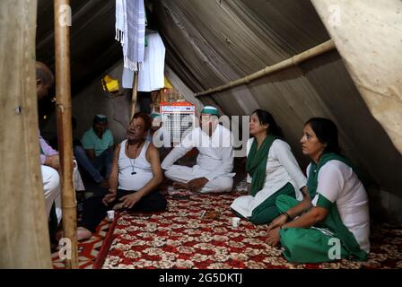 New Delhi, Inde. 26 juin 2021. Les agriculteurs se rassemblent dans une tente pendant les manifestations des agriculteurs contre trois lois de réforme agricole à la frontière de Ghazpur.les agriculteurs assis sur les frontières de Delhi depuis sept mois sous la direction du syndicat des agriculteurs Samyukt Kisan Morcha. Les agriculteurs observent le 26 juin sous le nom de Kheti Bachao, Loktantra Bachao Diwas (Save Agriculture, Save Democracy Day). Les agriculteurs exigent également de définir légalement le MSP (prix de soutien minimum). Crédit : SOPA Images Limited/Alamy Live News Banque D'Images