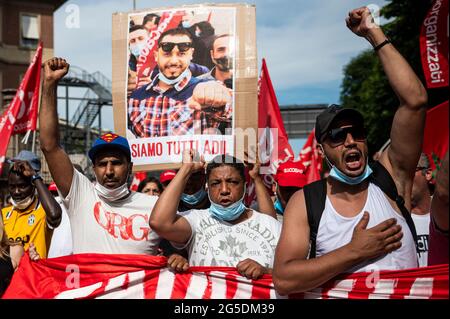 Novara, Italie. 26 juin 2021. Les manifestants font un geste lors d'une manifestation organisée par le syndicat si Cobas pour protester contre le meurtre d'Adil Belakhdim. Le syndicaliste Adil Belakhdim est décédé vendredi 18 juin après avoir été frappé par un camion qui a forcé le blocus organisé par les travailleurs lors d'une grève devant l'entrepôt de Lidl à Biandrate, près de Novara. Credit: Nicolò Campo/Alay Live News Banque D'Images