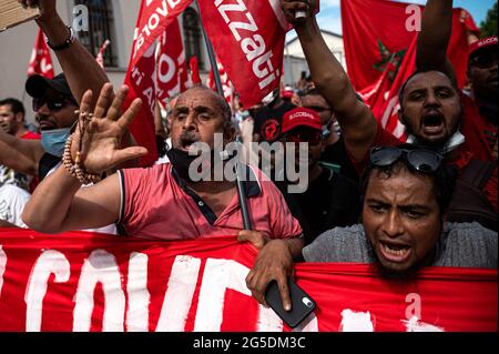 Novara, Italie. 26 juin 2021. Les manifestants font un geste lors d'une manifestation organisée par le syndicat si Cobas pour protester contre le meurtre d'Adil Belakhdim. Le syndicaliste Adil Belakhdim est décédé vendredi 18 juin après avoir été frappé par un camion qui a forcé le blocus organisé par les travailleurs lors d'une grève devant l'entrepôt de Lidl à Biandrate, près de Novara. Credit: Nicolò Campo/Alay Live News Banque D'Images