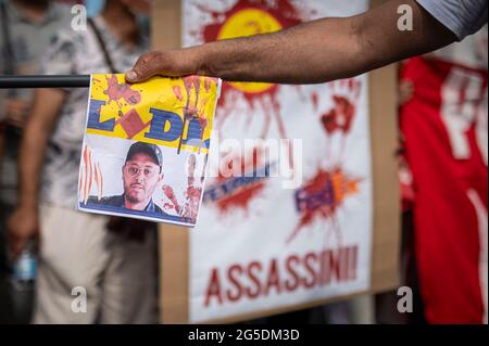 Novara, Italie. 26 juin 2021. Un écriteau représentant le logo Lidl et Adil Belakhdim est vu lors d'une manifestation organisée par le syndicat si Cobas pour protester contre le meurtre d'Adil Belakhdim. Le syndicaliste Adil Belakhdim est décédé vendredi 18 juin après avoir été frappé par un camion qui a forcé le blocus organisé par les travailleurs lors d'une grève devant l'entrepôt de Lidl à Biandrate, près de Novara. Credit: Nicolò Campo/Alay Live News Banque D'Images