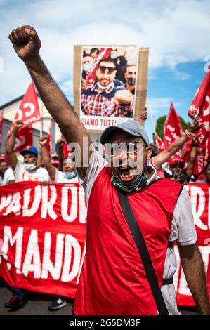 Novara, Italie. 26 juin 2021. Un manifestant fait une poing fermé lors d'une manifestation organisée par le syndicat si Cobas pour protester contre le meurtre d'Adil Belakhdim. Le syndicaliste Adil Belakhdim est décédé vendredi 18 juin après avoir été frappé par un camion qui a forcé le blocus organisé par les travailleurs lors d'une grève devant l'entrepôt de Lidl à Biandrate, près de Novara. Credit: Nicolò Campo/Alay Live News Banque D'Images