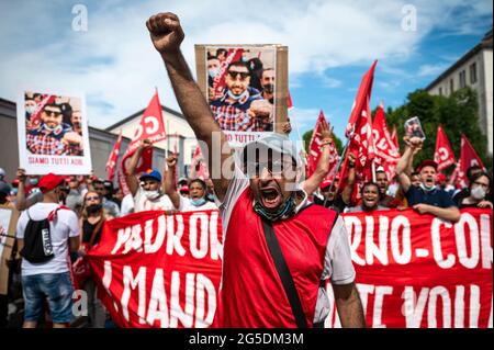 Novara, Italie. 26 juin 2021. Un manifestant fait une poing fermé lors d'une manifestation organisée par le syndicat si Cobas pour protester contre le meurtre d'Adil Belakhdim. Le syndicaliste Adil Belakhdim est décédé vendredi 18 juin après avoir été frappé par un camion qui a forcé le blocus organisé par les travailleurs lors d'une grève devant l'entrepôt de Lidl à Biandrate, près de Novara. Credit: Nicolò Campo/Alay Live News Banque D'Images