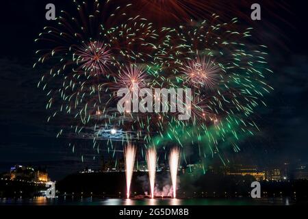 Feux d'artifice au-dessus de la colline du Parlement lors du concours international de feux d'artifice du son de la lumière Banque D'Images