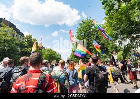 Les queer démontreront à Berlin à la Hermanplatz pour la sécurité contre Queer Perple sur le 26.06.2021. Banque D'Images