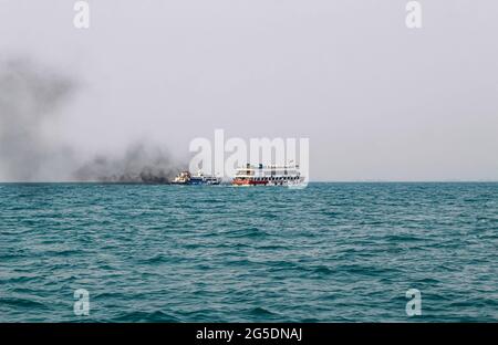 Bateau de ferry de la baie du Bengale fumée venant de sa cheminée. Fumées d'échappement noires provenant de la cheminée d'un camion amarré après l'allumage du moteur principal. Banque D'Images