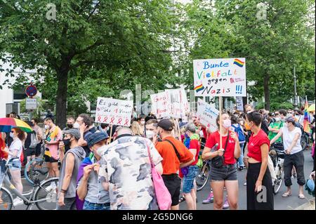 Les queer démontreront à Berlin à la Hermanplatz pour la sécurité contre Queer Perple sur le 26.06.2021. Banque D'Images