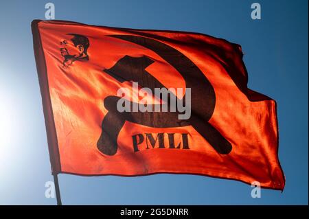 Novara, Italie. 26 juin 2021. Un drapeau du parti marxiste-léniniste italien est vu lors d'une manifestation organisée par le syndicat si Cobas pour protester contre le meurtre d'Adil Belakhdim. Le syndicaliste Adil Belakhdim est décédé vendredi 18 juin après avoir été frappé par un camion qui a forcé le blocus organisé par les travailleurs lors d'une grève devant l'entrepôt de Lidl à Biandrate, près de Novara. Credit: Nicolò Campo/Alay Live News Banque D'Images