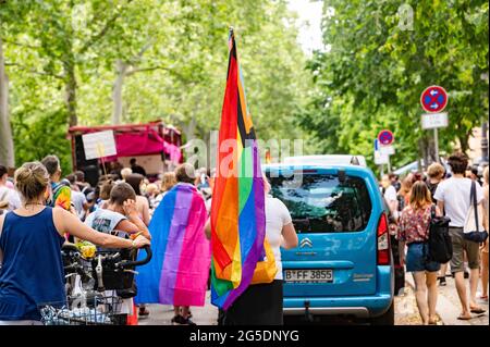 Les queer démontreront à Berlin à la Hermanplatz pour la sécurité contre Queer Perple sur le 26.06.2021. Banque D'Images