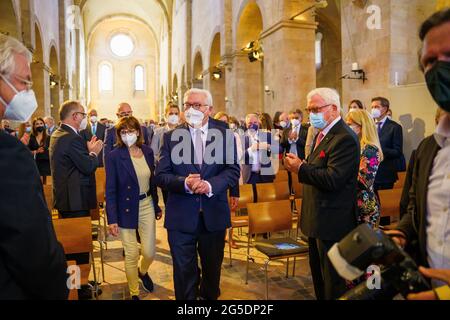 Eltville am Rhein, Allemagne. 26 juin 2021. Frank-Walter Steinmeier (M., SPD), président fédéral, se rend à son siège dans la basilique, tandis qu'Ursular Bouffier se rend directement derrière le président. Le Président fédéral et le Premier ministre de Hesse ouvrent conjointement le concert bénéfice du Président fédéral pour marquer le début du Festival de musique de Rheingau 2021. Cette année, les recettes du concert avantage sont réservées au prix du concours de l'Université Felix Mendelssohn Bartholdy. Credit: Andreas Arnold/dpa/Alay Live News Banque D'Images