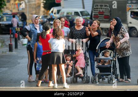 Beyrouth, Liban. 26 juin 2021. Un groupe de femmes et leurs enfants bloquent une rue lors d'une manifestation anti-gouvernementale contre des conditions de vie difficiles dans un contexte de crise économique et politique en cours. Credit: Marwan Naamani/dpa/Alamy Live News Banque D'Images