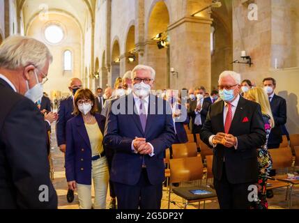 Eltville am Rhein, Allemagne. 26 juin 2021. Frank-Walter Steinmeier (M., SPD), président fédéral, se rend à son siège à la basilique, tandis qu'Ursular Bouffier et Volker Bouffier (CDU), ministre-président de Hesse, se promènent directement derrière le président. Le Président fédéral et le Premier ministre de Hesse ouvrent conjointement le concert bénéfice du Président fédéral pour marquer le début du Festival de musique de Rheingau 2021. Cette année, les recettes du concert avantage sont réservées au prix du concours de l'Université Felix Mendelssohn Bartholdy. Credit: Andreas Arnold/dpa/Alay Live News Banque D'Images