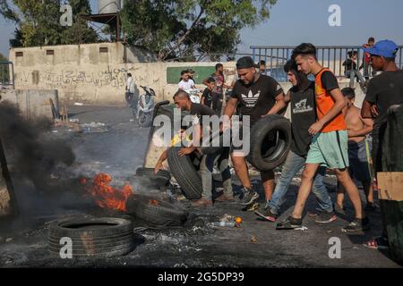 Beyrouth, Liban. 26 juin 2021. Les manifestants brûlent des pneus pour bloquer une rue lors d'une manifestation anti-gouvernementale contre des conditions de vie difficiles dans un contexte de crise économique et politique en cours. Credit: Marwan Naamani/dpa/Alamy Live News Banque D'Images