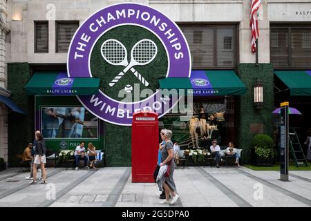 Londres, Royaume-Uni. 26 juin 2021. L'extérieur du magasin Ralph Lauren de New Bond Street, décoré en prévision des prochains championnats de tennis de Wimbledon de cette année au club All England. Ralph Lauren fournit des tenues pour les officiels de l'événement. Les restrictions de confinement limiteront les foules, mais les finales seront à pleine capacité lorsque les restrictions seront assouplies. Credit: Stephen Chung / Alamy Live News Banque D'Images