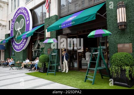 Londres, Royaume-Uni. 26 juin 2021. L'extérieur du magasin Ralph Lauren de New Bond Street, décoré en prévision des prochains championnats de tennis de Wimbledon de cette année au club All England. Ralph Lauren fournit des tenues pour les officiels de l'événement. Les restrictions de confinement limiteront les foules, mais les finales seront à pleine capacité lorsque les restrictions seront assouplies. Credit: Stephen Chung / Alamy Live News Banque D'Images