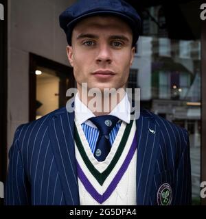 Londres, Royaume-Uni. 26 juin 2021. Un membre du personnel vêtu d'un arbitre devant le magasin Ralph Lauren de New Bond Street, décoré en prévision des prochains championnats de tennis de Wimbledon de cette année au club All England. Ralph Lauren fournit des tenues pour les officiels de l'événement. Les restrictions de confinement limiteront les foules, mais les finales seront à pleine capacité lorsque les restrictions seront assouplies. Credit: Stephen Chung / Alamy Live News Banque D'Images