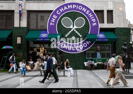 Londres, Royaume-Uni. 26 juin 2021. L'extérieur du magasin Ralph Lauren de New Bond Street, décoré en prévision des prochains championnats de tennis de Wimbledon de cette année au club All England. Ralph Lauren fournit des tenues pour les officiels de l'événement. Les restrictions de confinement limiteront les foules, mais les finales seront à pleine capacité lorsque les restrictions seront assouplies. Credit: Stephen Chung / Alamy Live News Banque D'Images