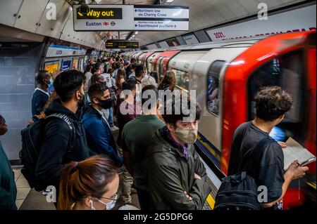 Londres, Royaume-Uni. 26 juin 2021. Le métro est occupé et beaucoup de gens ne portent pas de masques car nous approchons de la fin des restrictions du coronavirus. Crédit : Guy Bell/Alay Live News Banque D'Images