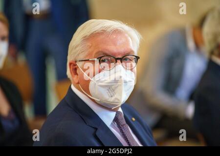 Eltville am Rhein, Allemagne. 26 juin 2021. Frank-Walter Steinmeier (SPD), président fédéral, est situé dans la basilique de l'abbaye d'Eberbach. Le Président fédéral et le Premier ministre de Hesse ouvrent conjointement le concert bénéfice du Président fédéral pour marquer le début du Festival de musique Rheingau 2021 à Kloster Eberbach. Les recettes du concert-bénéfice sont réservées cette année pour le prix du concours de l'Université Felix Mendelssohn Bartholdy. Credit: Andreas Arnold/dpa/Alay Live News Banque D'Images