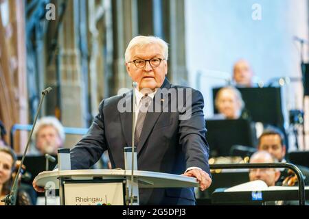 Eltville am Rhein, Allemagne. 26 juin 2021. Frank-Walter Steinmeier (SPD), président fédéral, prononce son discours d'ouverture à la basilique de l'abbaye d'Eberbach. Le Président fédéral et le Premier ministre de Hesse ouvrent conjointement le concert bénéfice du Président fédéral pour marquer le début du Festival de musique Rheingau 2021 à l'abbaye d'Eberbach. Les recettes du concert-bénéfice sont réservées cette année pour le prix du concours de l'Université Felix Mendelssohn Bartholdy. Credit: Andreas Arnold/dpa/Alay Live News Banque D'Images