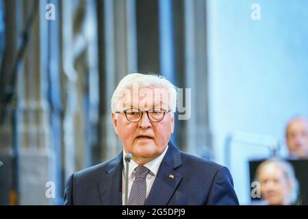 Eltville am Rhein, Allemagne. 26 juin 2021. Frank-Walter Steinmeier (SPD), président fédéral, prononce son discours d'ouverture. Le Président fédéral et le Premier ministre de Hesse ouvrent conjointement le concert bénéfice du Président fédéral pour marquer le début du Festival de musique de Rheingau 2021. Cette année, les recettes du concert avantage sont réservées au prix du concours de l'Université Felix Mendelssohn Bartholdy. Credit: Andreas Arnold/dpa/Alay Live News Banque D'Images